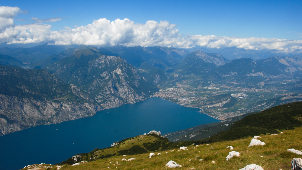 Ausfluge in Rovereto, Trento. In dem Bergsee Cei, wachsen an den Ufern Seerosen und in dem kristallklaren Wasser schwimmen Forellen, Schleien und Hechte.